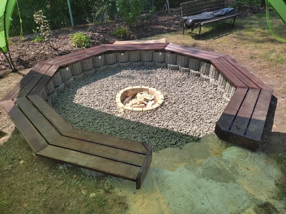 Výstavba ohniště se sezením - po