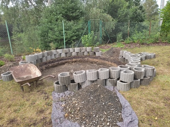 Výstavba ohniště se sezením - před